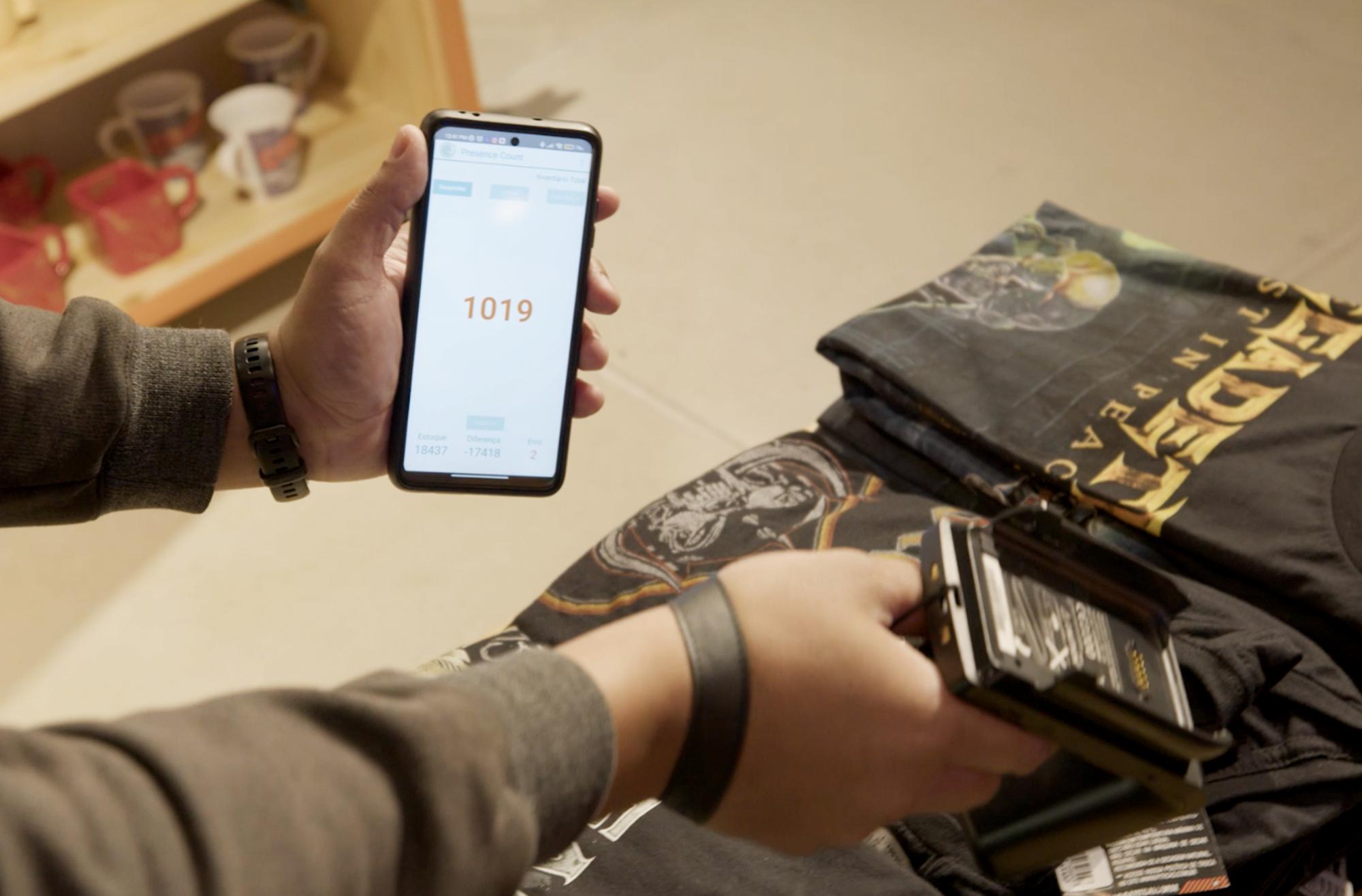 Leitura de estoque com RFID em loja de varejo