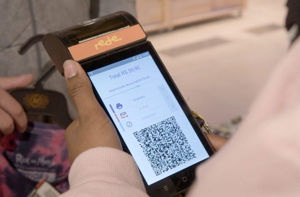 Pagamento via QR Code sendo processado na maquininha do Presence Sale