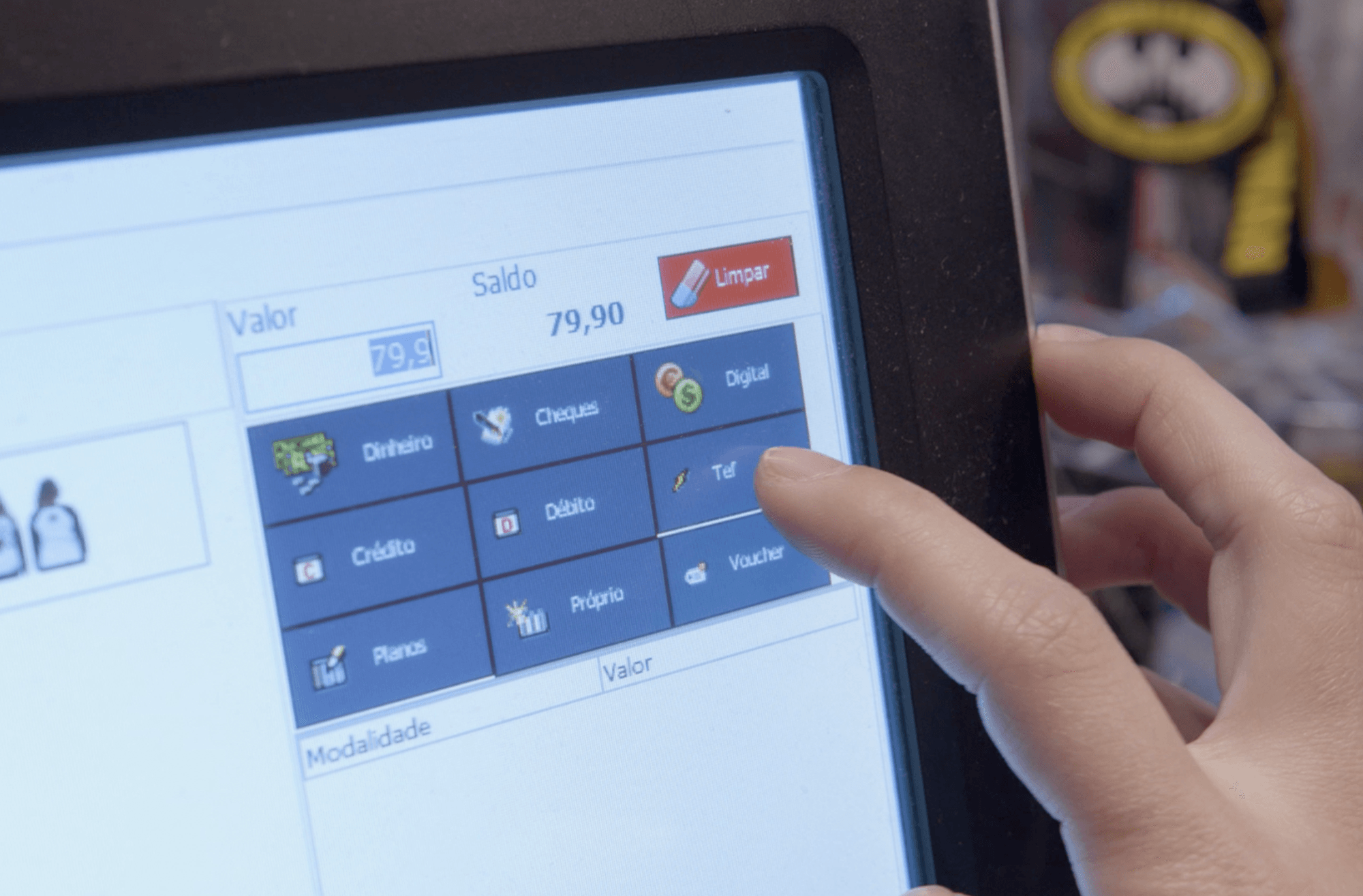 Operador utilizando o Presence Store no caixa enquanto atende o cliente